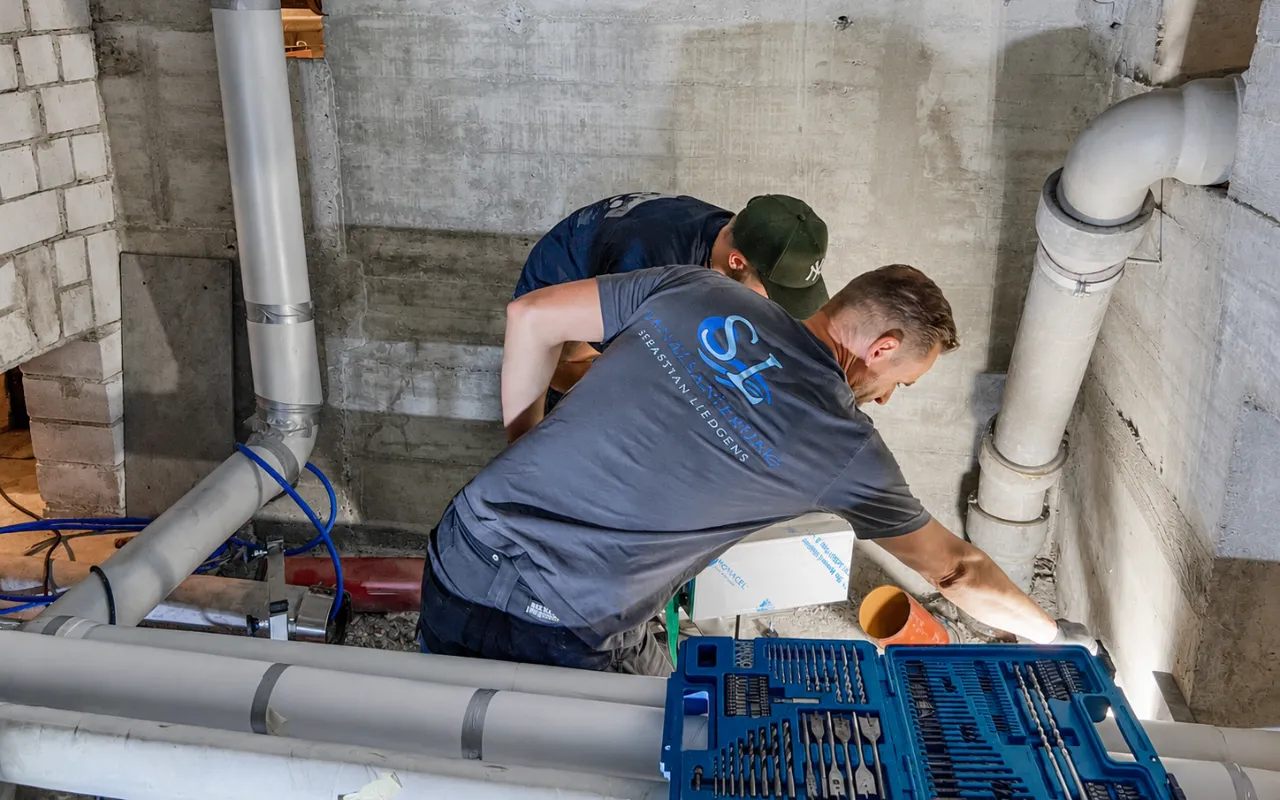 Team auf der engen Installationsebene im Hochhaus Team von Kanalsanierung Liedgens auf der engen Installationsebene im Hochhaus